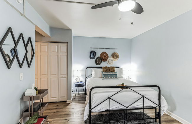 Trendy Studio for 4 w/ Community Pool! - Photo 5