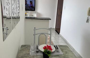 APT-10 Completo Com Ar-Condicionado Garagem Predio Central Perto de tudo - Foto 40