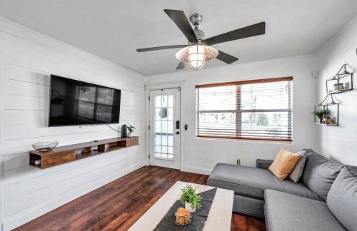 Close to downtown& beach- pool, porch, fenced yard - Foto 35