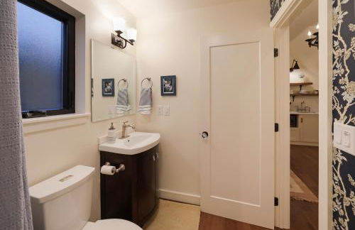 New Tudor Cottage one block from Chico State and downtown with private garage - Foto 13