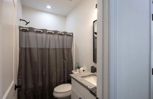 4 Min to Downtown - En-Suite Bath - Washer and Dryer - Foto 36
