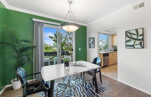 Beverly Hills Glamour Oasis 2 BR Apt with Parking 304 - Photo 6