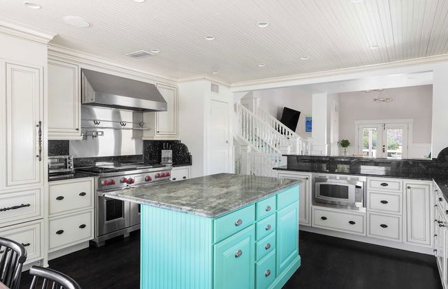 Luxe Villa Near Beach, Pool + Hottub, Chef's Kitchen Woodward Way by Avantstay - Foto 9