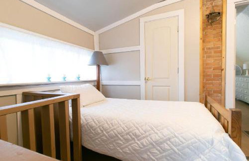 Downtown 2 Bedroom Cottage, Sleeps 6, Walking Distance to Honeywell, Downtown Restaurants, Shopping - Foto 24