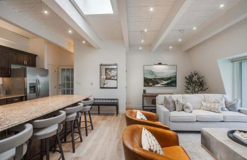 1 Block to Gondola Updated Top-Floor 2BR 2BA - Foto 14