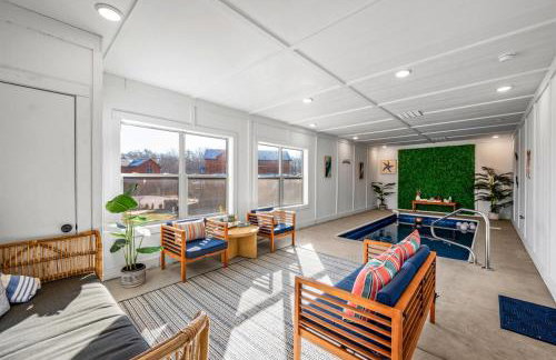 Indoor Pvt Pool, Pkyway, 44, HotTub, BBQ, King - Photo 2