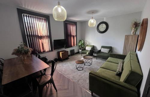 Fabulous 3 Bed Apartment - Near Excel - Sleeps 6 - 8 - Photo 1