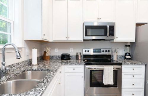 Charming 5bd - BBQ - Deck- 4mins Duke University - Photo 45