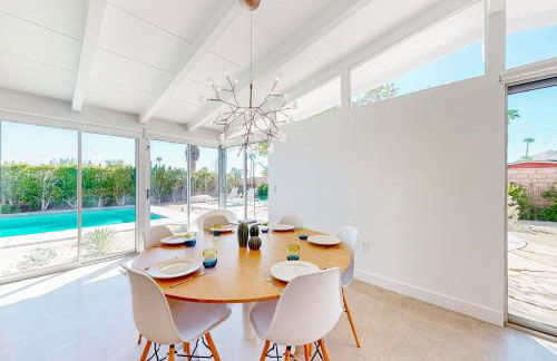 Remodeled midcentury charmer with private salt water pool spa and mountain views - Foto 7