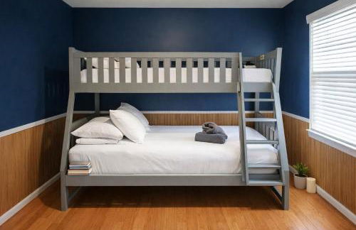 Luxury Villa with Hot Tub, Two Fire Pits, King Bed Suite, Game Room & Fenced Yard - Foto 44