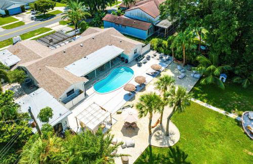 Deluxe Waterfront Villa with BBQ, Pool and Game Room - Photo 43