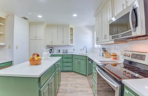 Relax Fireside! Poolside Oasis 3 Mi to Dtwn Sanger - Foto 10