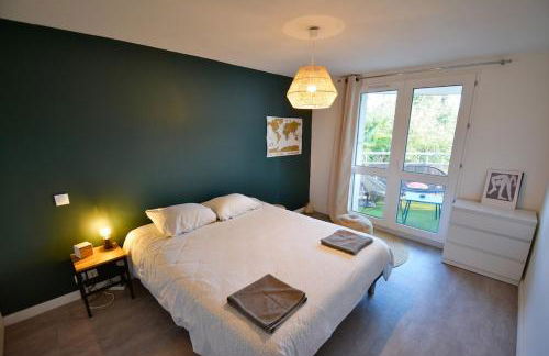 Bruyères with deck and private parking - Photo 9