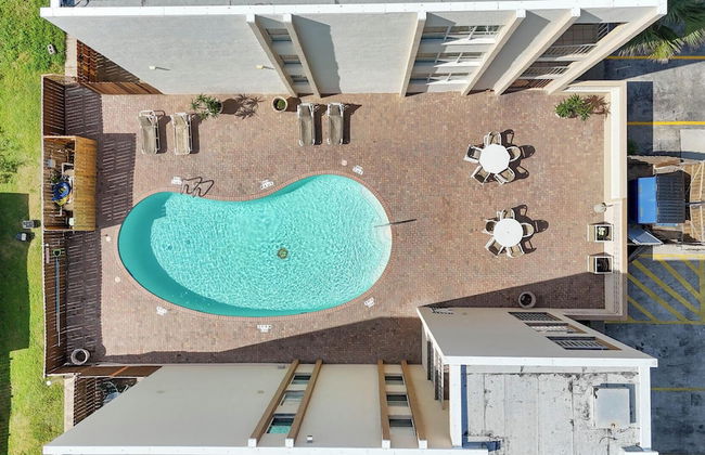 Modern Retreat, Block to Beach w Pool & Balcony - Foto 14