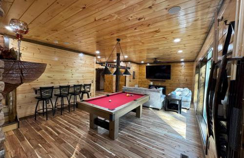 Luxe Cabin with Game Room, Hot Tub & Firepit - Foto 26