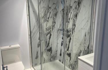 New 2-bed 2-bath detached flat with garden - Photo 12