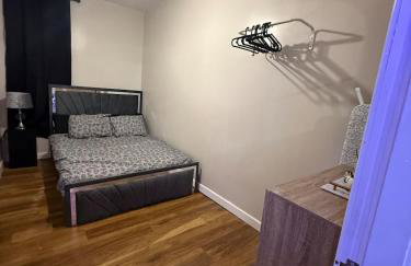 Luxury Modern Apartment, Sleeps 4 and Games Room - Photo 15