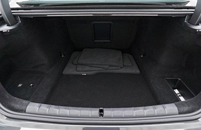 Luxury Sedan Departure from Sharjah City to Sharjah Airport SHJ - Photo 9