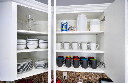 Vacay Spot Happy Escape 15 Min Beach Massage Shower Prime LOC! 6 blocks away from Bars, Nite Clubs, Res, Shops - Photo 33