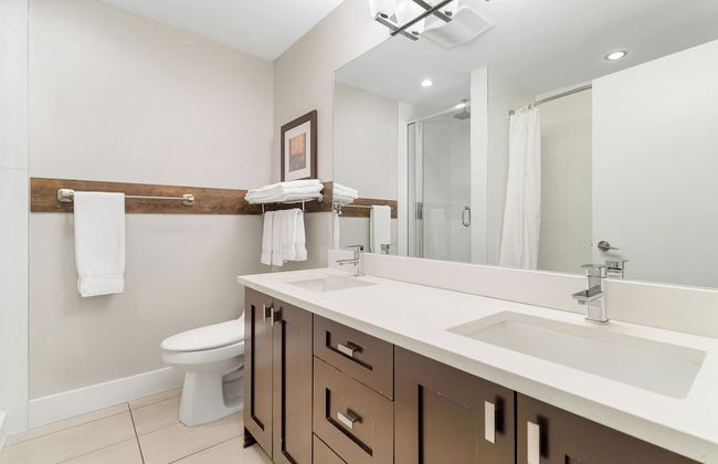 Chic Haven Stylish 3 Bedroom - Photo 51