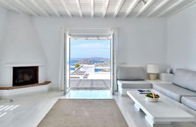 Stunning Villa With Panoramic View - Photo 16