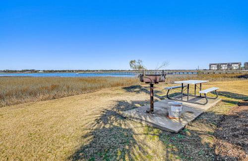 Waterfront Gem with Balcony in Garden City - Foto 22