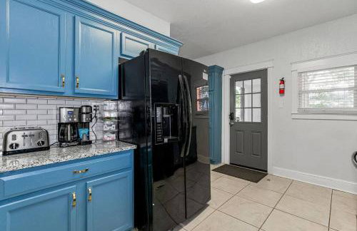 Modern Comfort in Historic Charm: 4BR KC Retreat - Foto 18