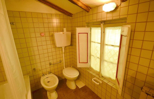 Peaceful Retreat With Shared Pool - Photo 13