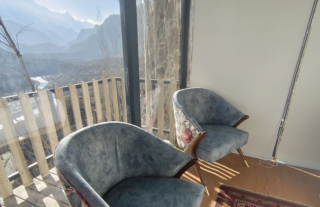 Stunning Cliff-edge 2-bedroom Chalet in Karimabad - Photo 18
