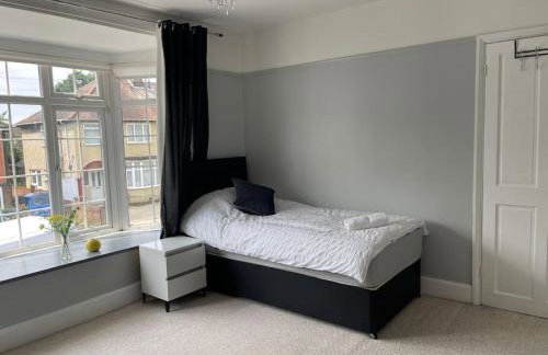 Luxurious Detached Holiday House Free Parking near Airport Town Centre Railway Station - Foto 29