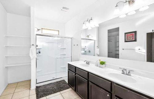 Tropical Desert Oasis Phoenix 5BR 3Bath with Outdoor Tiki Bar & BBQ - Photo 15