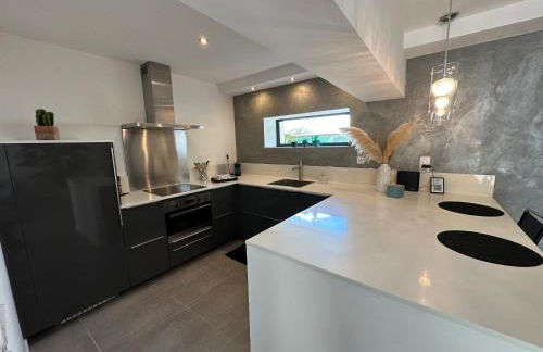 Un Petit Coin de Provence - Istres - Maison Contemporaine Avec Piscine Privée Chauffée, Entre Plages Et Provence, Borne 11 kW - Foto 22