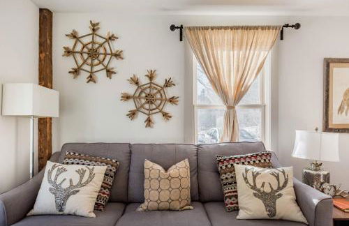 Go Skiing or Hiking from an Enchanting, Light-Filled Home - Foto 2