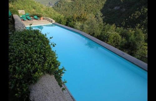 Stunning medieval setting surrounded by mountains - Photo 1