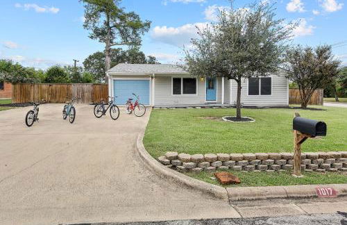 Adorable Southside ATM Cottage with Bikes, Pets OK - Photo 24