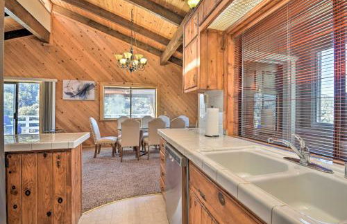 Luxe Escape with Decks, Mtn Views, Game Room! - Foto 9