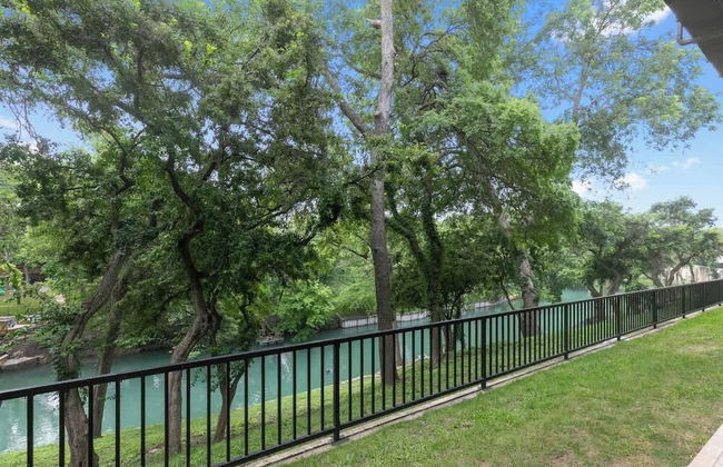 Luxurious Riverfront Condo Just 1 Blk to Schlitterbahn! - Foto 27