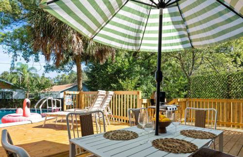 Urban Flamingo Retreat Modern Meets Tropical in this Beautiful, Updated Pet Friendly 3BD Pool Home with Outdoor Living Space - Foto 1