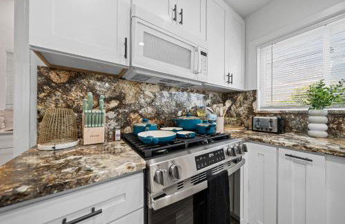 Entire Private Home with 4 Bedrooms 2 Bathrooms, Hot Tub, King Bed, 80 TV, Gated Yard, Ranch Style, Available Now - Foto 27