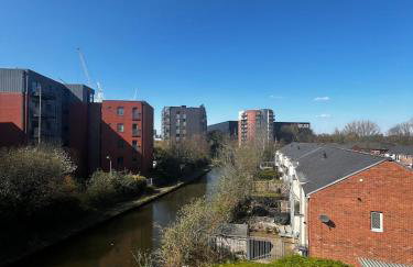 Serene 2-Bed Flat with Canal Views - Coop Live & Ethiad - Foto 21