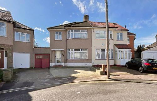 Barking London House sleeps 12 - parking - train tube - airport - Foto 34