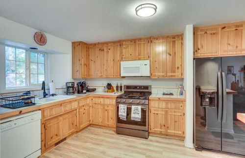 Crestline Home with Deck Less Than 2 Mi to Lake Gregory! - Foto 6