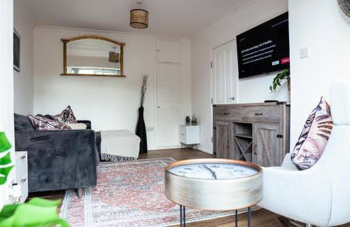 Large 4 BedroomProperty driveway and 3 bathrooms - Photo 3