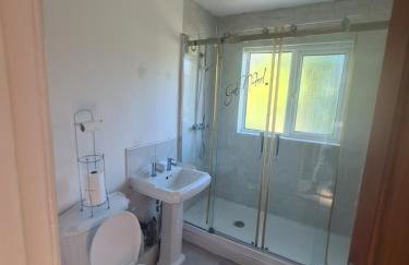 L & J Escapes - 8 Bedrooms suitable for Contractors and Families- Private parking available for 6 vehicles - Foto 21