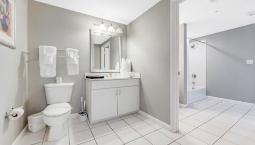 10th Floor Oasis Stunning 2BR with Spacious Private Double Balcony at The Wyndahm Ocean Walk Resort - Foto 2