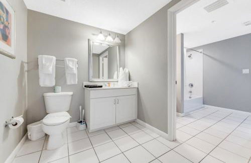 10th Floor Oasis Stunning 2BR with Spacious Private Double Balcony at The Wyndahm Ocean Walk Resort - Foto 2