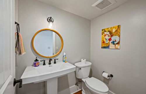 Modern 3BR Condo Walk to Downtown and UT with Parking - Foto 36