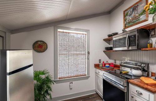 Creole Cottage - 2 Bed, 1 Bath, Pet Friendly with Fee, Walk to Downtown, Grill, Washer & Dryer - Foto 61