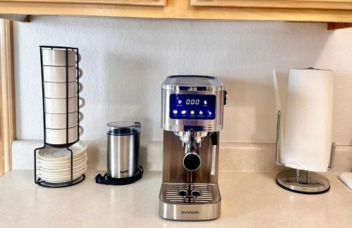 HOT TUB! King Bed-Firepitt-Near Airport& Freeway - Foto 6