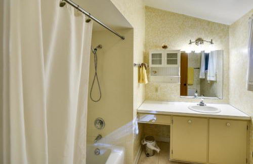 Pine Cottage Duplex with Deck Walk to State Park! - Foto 18